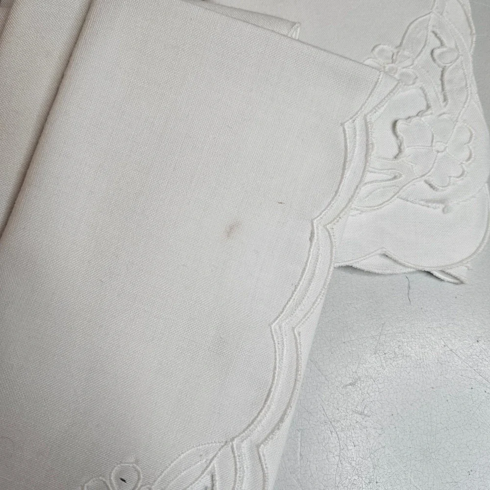 Vintage White Linen Napkins Set of 8 Floral Embroidery Scalloped Edge 16.5 inch